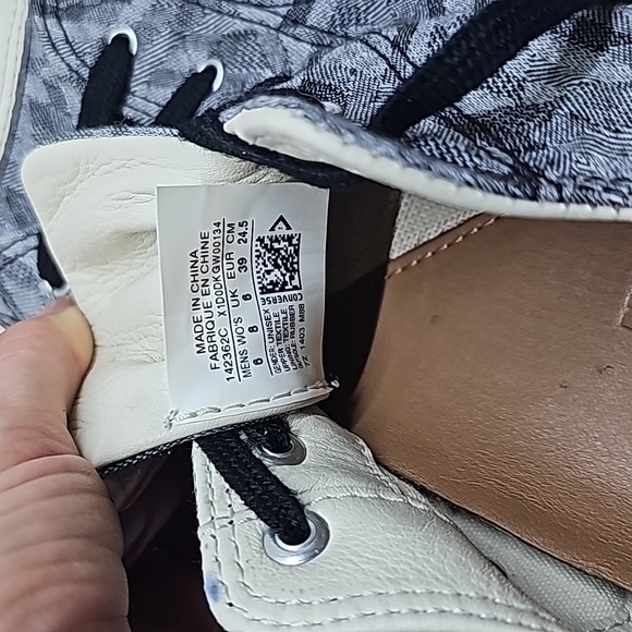 Converse Shoes in Men's Size 6 Women's Size 8 - Picture 6 of 6